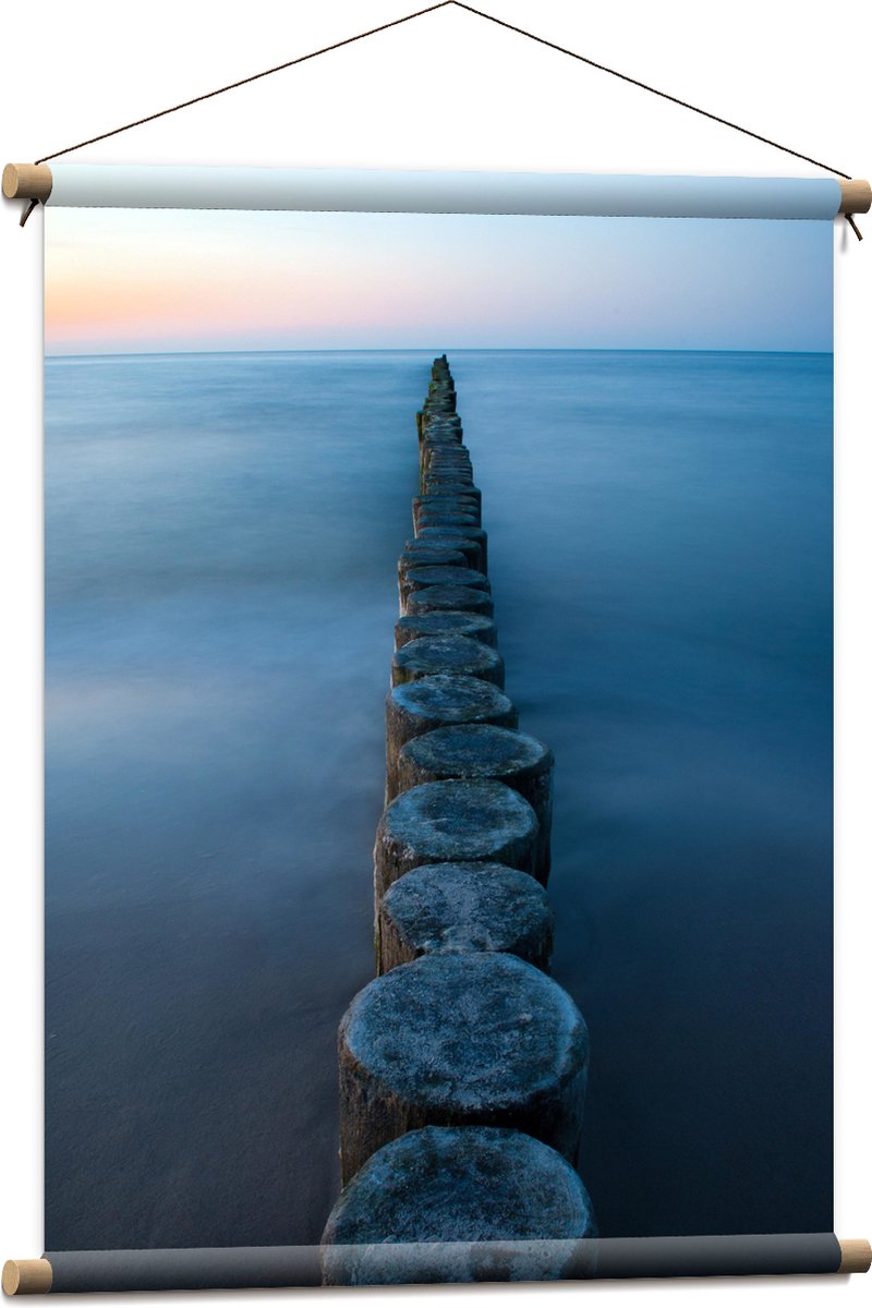 Textielposter - Strand - Zand - Zee - Palen - Hout - 60x80 cm Foto op Textiel