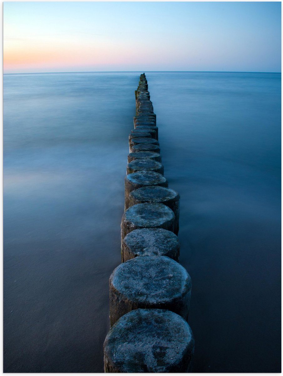 Poster (Mat) - Strand - Zand - Zee - Palen - Hout - 60x80 cm Foto op Posterpapier met een 