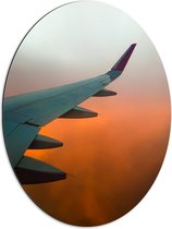 Dibond Ovaal - Uitzicht op Vleugel van Vliegtuig in Oranjekleurige Mist - 51x68 cm Foto op Ovaal (Met Ophangsysteem)