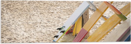 Vlag - Surfborden bij Tentje op het Strand - 90x30 cm Foto op Polyester Vlag