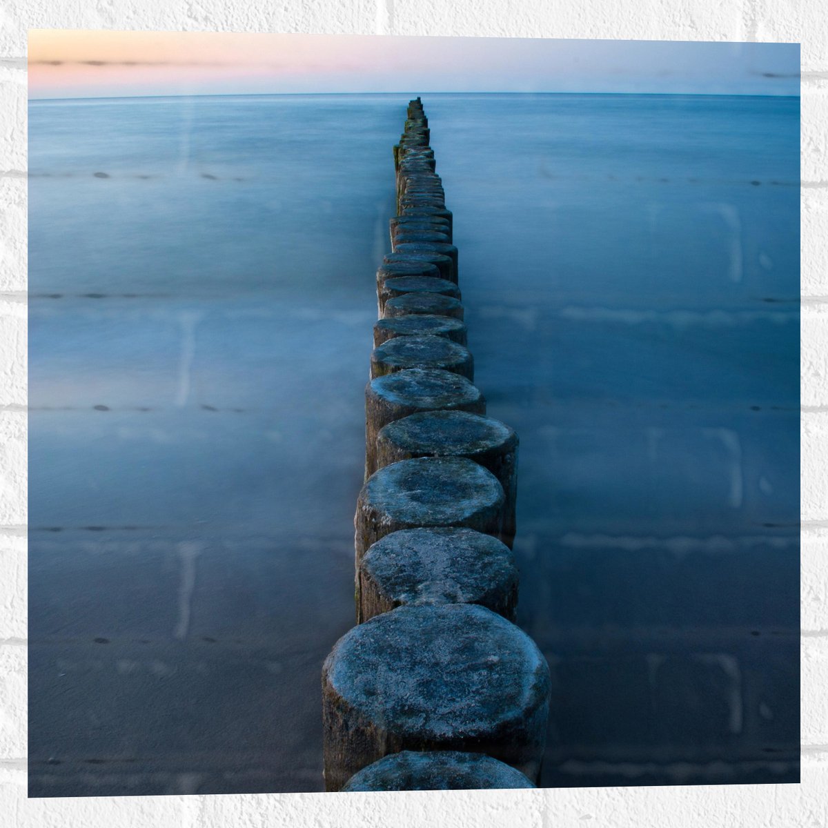 Muursticker - Strand - Zand - Zee - Palen - Hout - 50x50 cm Foto op Muursticker