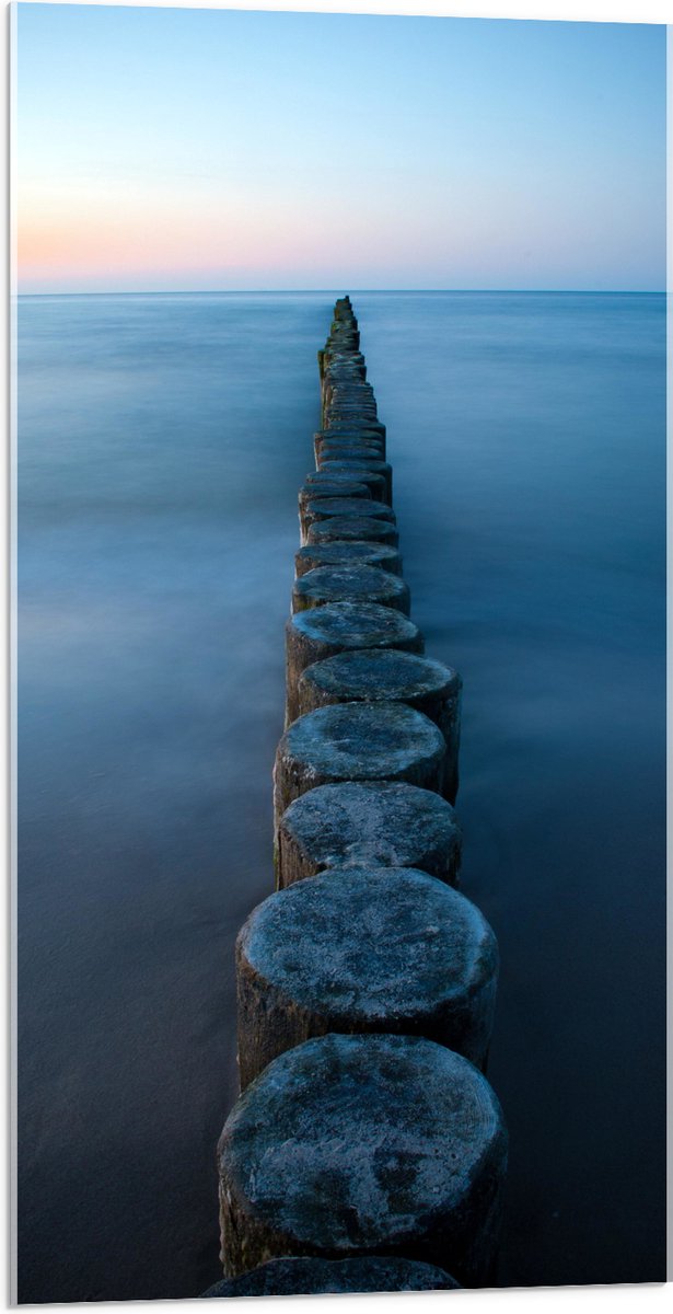 Acrylglas - Strand - Zand - Zee - Palen - Hout - 50x100 cm Foto op Acrylglas (Wanddecorati
