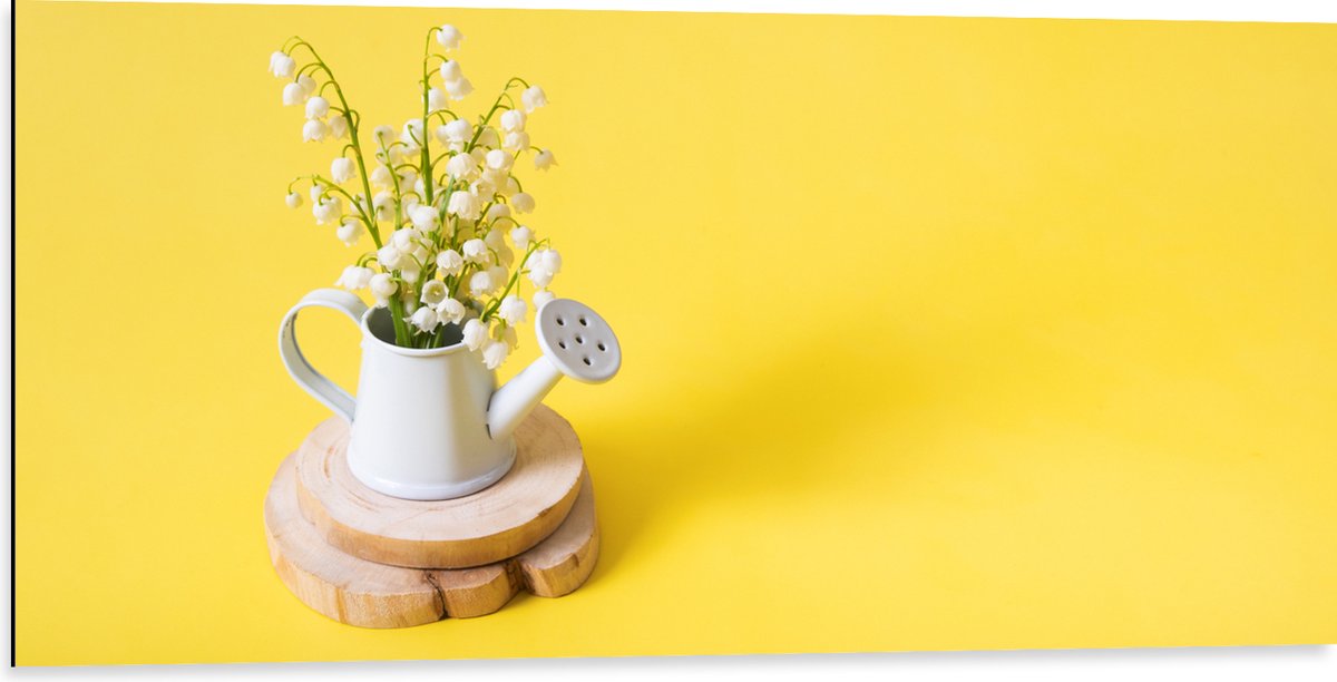 Dibond - Boeket in Gieter met Gele Achtergrond - 100x50 cm Foto op Aluminium (Met Ophangsy