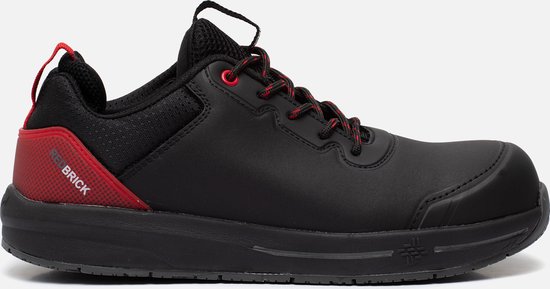 Chaussure de travail noire avec talon et lacets rouges, sur fond blanc.