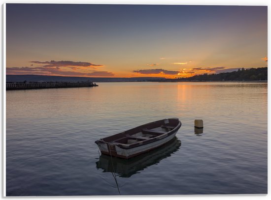 PVC Schuimplaat- Houten Vissersboot aan Boei Midden op het Meer - 40x30 cm Foto op PVC Schuimplaat