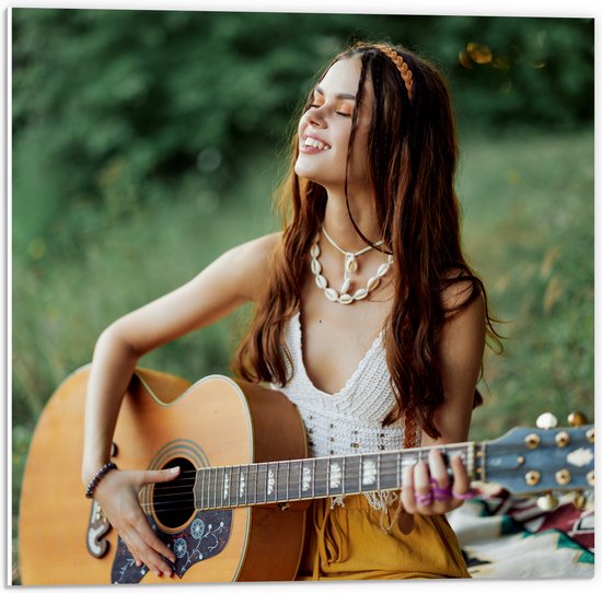 PVC Schuimplaat - Hippie Vrouw Spelend op Houten Gitaar in Grasveld - 50x50 cm Foto op PVC Schuimplaat (Met Ophangsysteem)