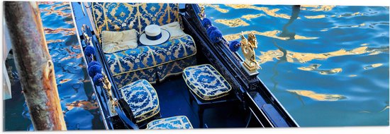 Acrylglas - Blauwe Gondel met Gouden Details op de Wateren van Venetië - 120x40 cm Foto op Acrylglas (Wanddecoratie op Acrylaat)