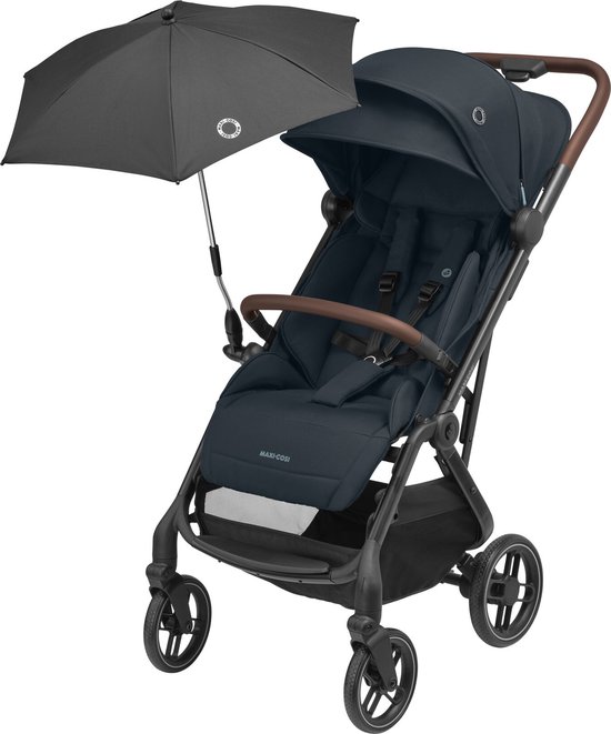 Donkerblauwe Maxi-Cosi kinderwagen met bruine handvatten en een zwarte parasol.