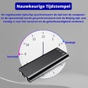 Zwarte dictafoon boven een klok die start- en eindtijd aangeeft, met nauwkeurige tijdstempel.