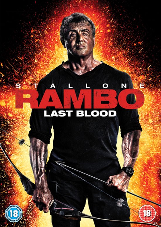 Sylvester Stallone als Rambo in de film Rambo: Last Blood. Hij draagt een zwarte longsleeve en houdt een boog vast.