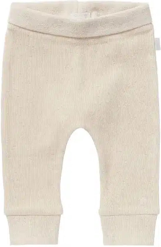 Oatmealkleurig rib gebreid broekje met omslagboord aan de taille en broekspijpen.
