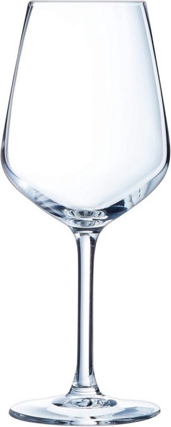 Un verre à vin transparent vide avec une longue tige sur fond blanc.