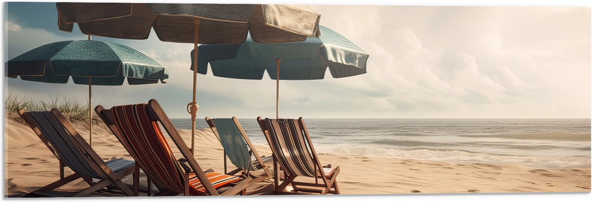 Acrylglas - Strandstoelen en Parasols op het Strand op Bewolkte Dag - 90x30 cm Foto op Acr