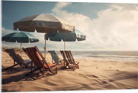 Acrylglas - Strandstoelen en Parasols op het Strand op Bewolkte Dag - 105x70 cm Foto op Acrylglas (Wanddecoratie op Acrylaat)