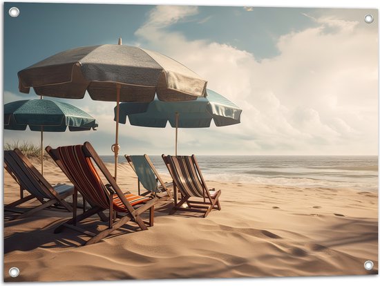 Tuinposter – Strandstoelen en Parasols op het Strand op Bewolkte Dag - 80x60 cm Foto op Tuinposter (wanddecoratie voor buiten en binnen)