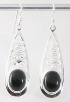 Lange opengewerkte zilveren oorbellen met onyx