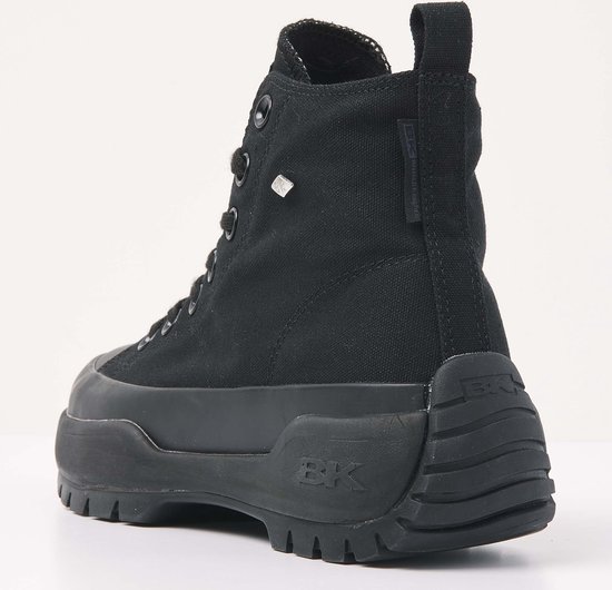 Zwarte hoge sneaker met dikke zool, voor dames. Van achteren gezien.