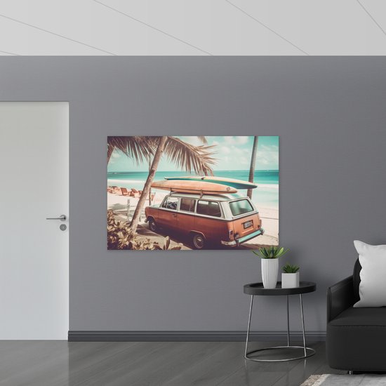 Vlag - Houten Surfplank op Dak van Blauwe Auto geparkeerd op het Strand