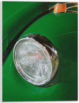 PVC Schuimplaat - Close-up van Ouderwetse Koplamp op Groenkleurige Auto - 30x40 cm Foto op PVC Schuimplaat (Met Ophangsysteem)