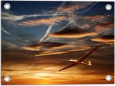 Tuinposter – Wit Zweefvliegtuig Vliegend tijdens Zonsondergang - 40x30 cm Foto op Tuinposter (wanddecoratie voor buiten en binnen)
