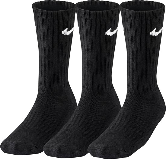 Drie zwarte sportsokken met witte Nike 'swoosh' logo's, op een witte achtergrond.
