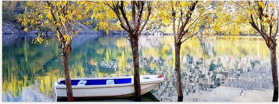 Poster (Mat) - Wit met Blauwe Vissersboot op het Water bij het Bos - 60x20 cm Foto op Posterpapier met een Matte look