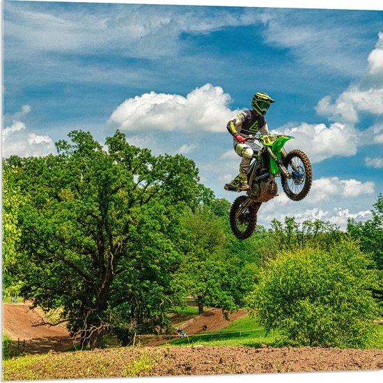 Acrylglas - Groene Motorcrosser op Parcours in de Bossen - 80x80 cm Foto op Acrylglas (Met Ophangsysteem)