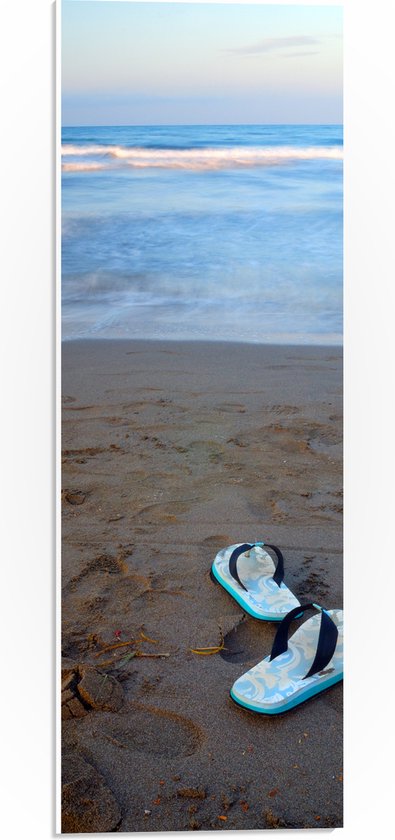 PVC Schuimplaat- Blauw met Witte Zomerse Slippers op het Strand - 20x60 cm Foto op PVC Schuimplaat
