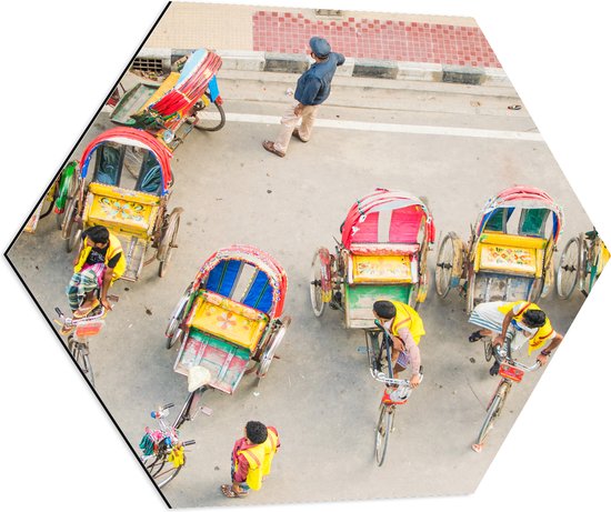 Dibond Hexagon - Bovenaanzicht van Lokale Mensen in Tuktukfietsen - 80x69.6 cm Foto op Hexagon (Met Ophangsysteem)