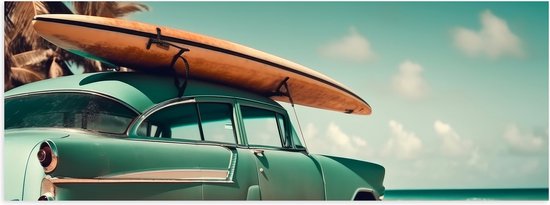 Poster Glanzend – Houten Surfplank op Dak van Blauwe Auto geparkeerd op het Strand - 60x20 cm Foto op Posterpapier met Glanzende Afwerking