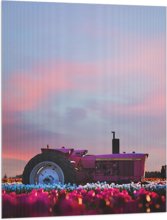 Vlag - Felroze Tractor Geparkeerd in het Bloemenveld - 75x100 cm Foto op Polyester Vlag