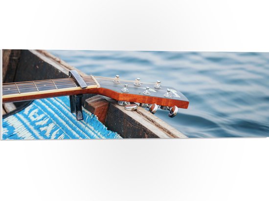 PVC Schuimplaat- Gitaar in Houten Vissersboot op Zee - 90x30 cm Foto op PVC Schuimplaat