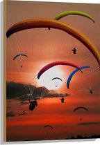 Hout - Grote Groep Paragliders tijdens Roodkleurige Zonsondergang - 60x90 cm - 9 mm dik - Foto op Hout (Met Ophangsysteem)