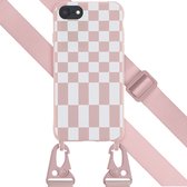 Selencia Hoesje Met Koord Geschikt voor iPhone SE (2022) / SE (2020) / 8 / 7 - Selencia Siliconen design hoesje met afneembaar koord - Roze / Irregular Check Sand Pink