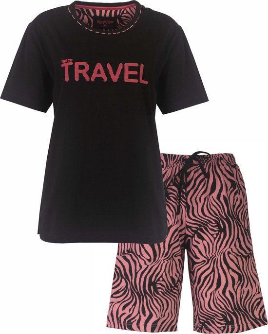 Zwart shortama met roze zebraprint shorts en een zwart T-shirt met "TIME TO TRAVEL" print.