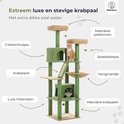Luxe, mosgroene krabpaal met extra dikke sisalpalen, meerdere plateaus, speelballetjes en twee kattenhuisjes.
