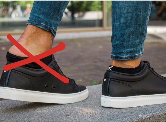 Demonstratie van SOLIT enkelsokken die in sneakers gedragen worden, zonder afzakken.