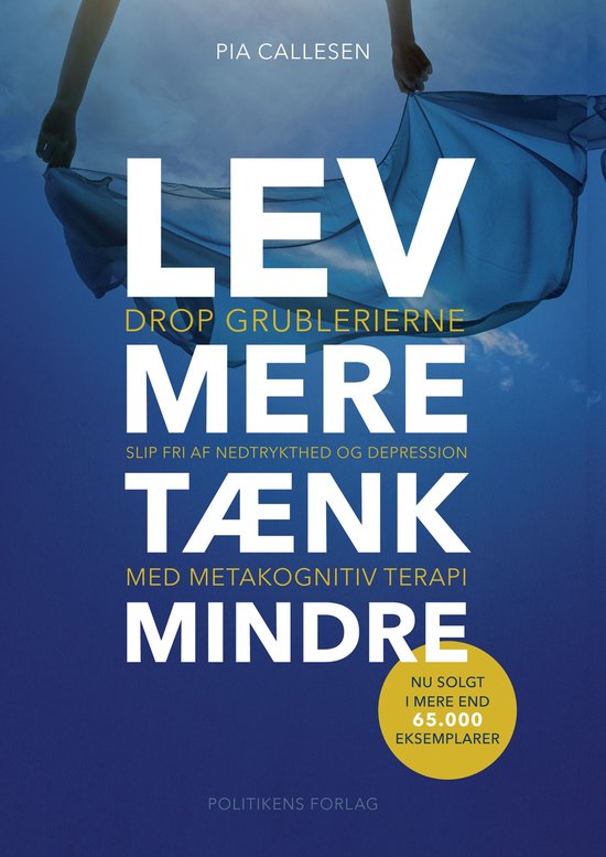 Boekomslag met de titel 'Lev meer denk minder' van Pia Callesen. Blauwe achtergrond met witte en gele letters.