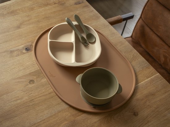 Jikkies® - Siliconen Placemat - Siliconen - Olijf Groen - Antislip - Ondergrond voor je Kleintje - Extra Groot - Opstaande Rand - Veilig - Voldoet aan EN-normen - Magnetron & Vaatwasser bestendig - Combinatie van een Placemat & een Bord van Jikkies — afbeelding 4
