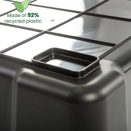 Détail du couvercle d'une boîte de rangement noire en plastique.