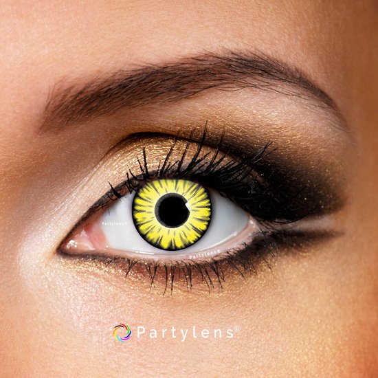 Close-up van een oog met Partylens® Miracle Yellow lenzen, met gele en zwarte stralen.