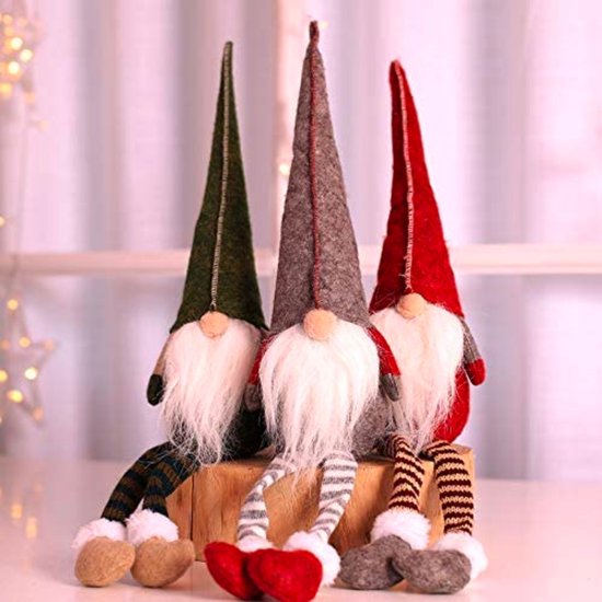 Trois nains de Noël avec des bonnets pointus gris, rouges et verts, des barbes blanches et des jambes rayées.