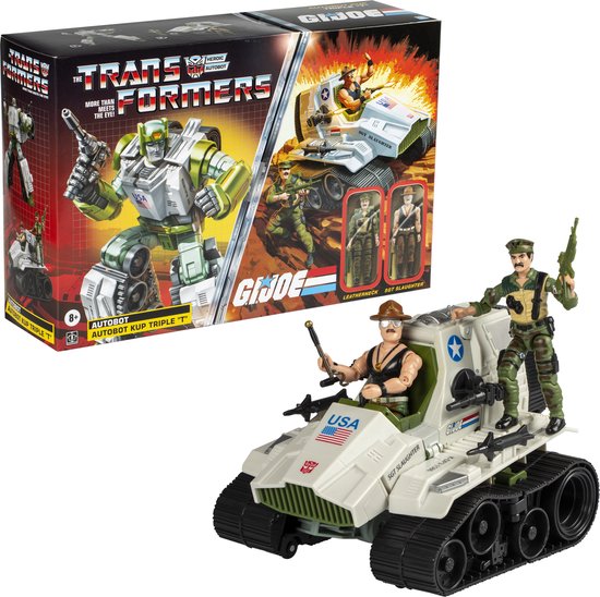 Autobot Kup Triple "T" en mode véhicule avec les figurines G.I. Joe Leatherneck et Sgt Slaughter, à côté de la boîte.