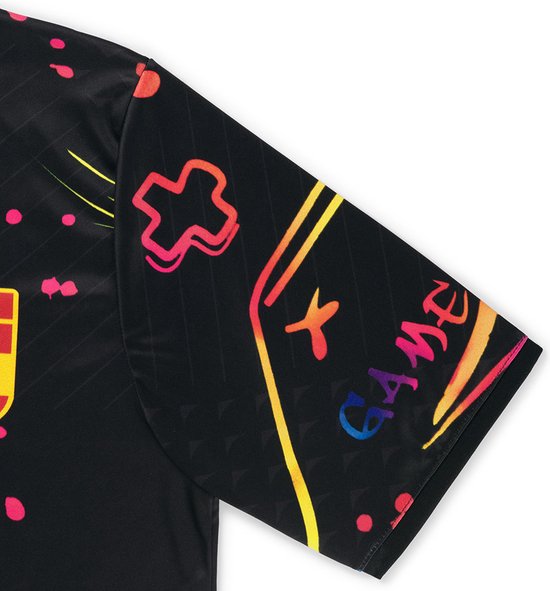 Detail van de mouw van een zwart voetbalshirt met veelkleurige graffiti-stijl opdruk en España-logo.