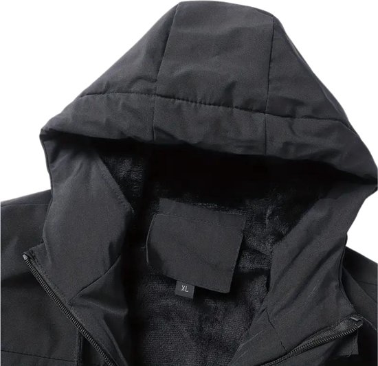 Detail van de capuchon en kraag van een zwarte jas, met maat "XL" op een label.