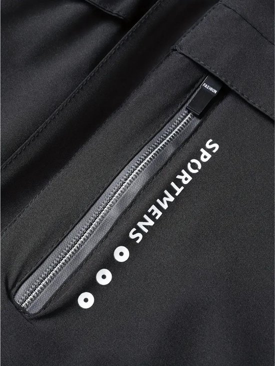 Zwarte jas met ritszakken, met de tekst "SPORTSMEN" en "FASHION".
