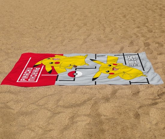Een rode en grijze strandlaken met twee Pikachu's op het zand. Bovenaan staat "PIKACHU" in witte letters. Onder de onderste Pikachu staat "#025".