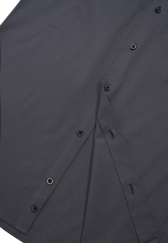 Sluiting van een donkergrijs overhemd met knopen, detail van de stof.