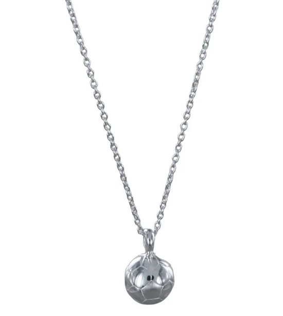 Zilverkleurige ketting met een kleine voetbalhanger, met de tekst 'TrendFox' onderaan de afbeelding.