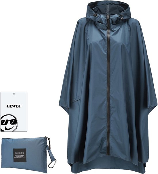 Donkerblauwe regenponcho met capuchon en ritssluiting, met een compact opvouwbaar tasje ernaast.